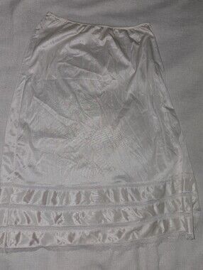 Unbranded Cream Beige Tiered 1/2 Slip sz Medium
